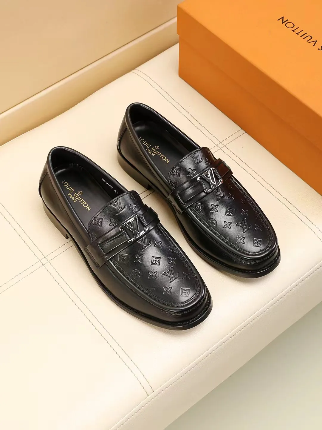 Men's shoes 440 💰 Louis Vuitton LV ® 🆕 model 🔛Full shoe counter, first layer cowhide, 🐂leather lined casual shoes for men, super soft outsole, essential for driving. Synchronized with the counter, original first layer cowhide, completely 1:1 mold customization🌹top version, color optional! Number: 39-44 (customized at 38.45.46)